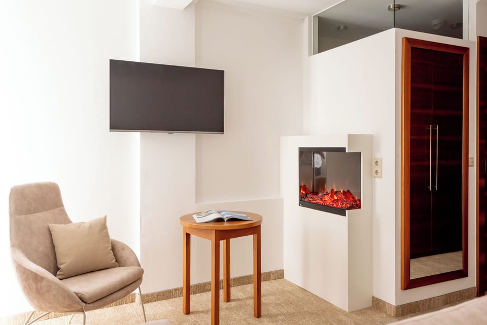 Superior Double Room, Balcony | Living area | 32-inch flat-screen TV with cable channels