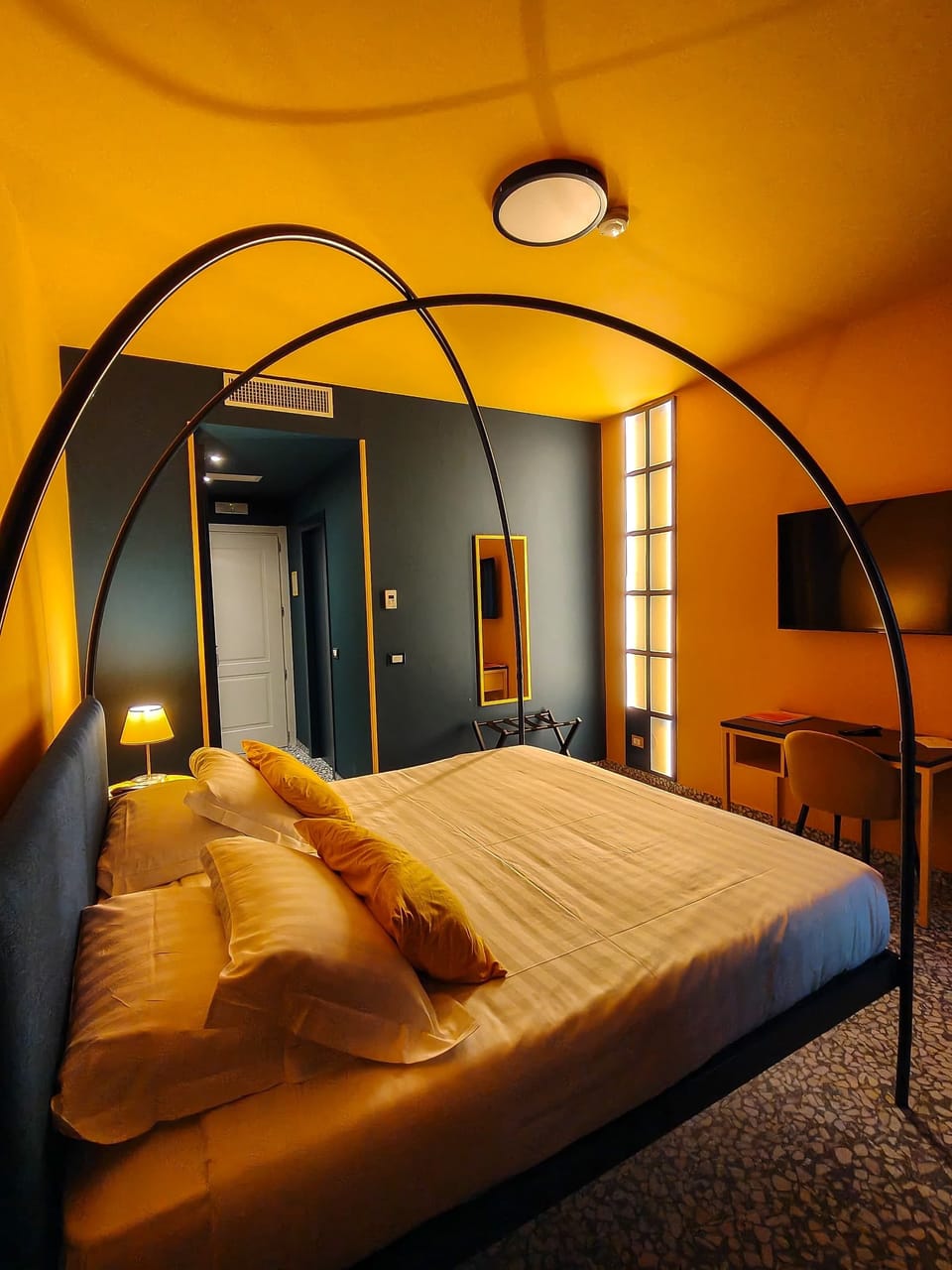 Design Room | Minibar, in-room safe, desk, blackout drapes