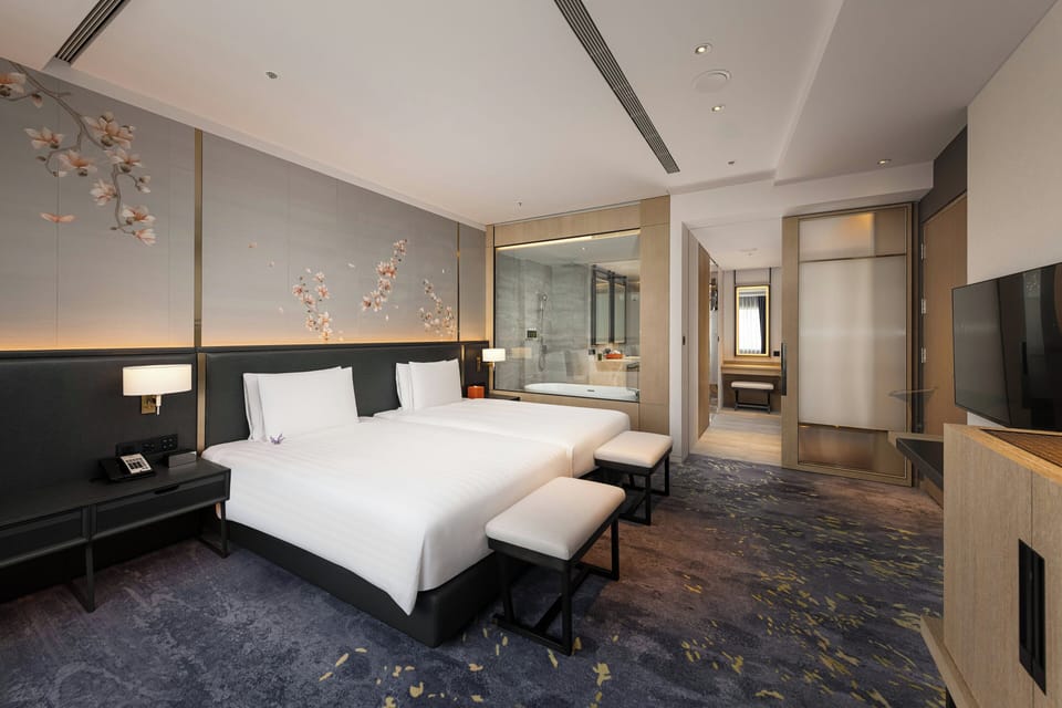 Premier Suite, 2 Twin Beds, Corner | Hypo-allergenic bedding, down comforters, minibar, in-room safe