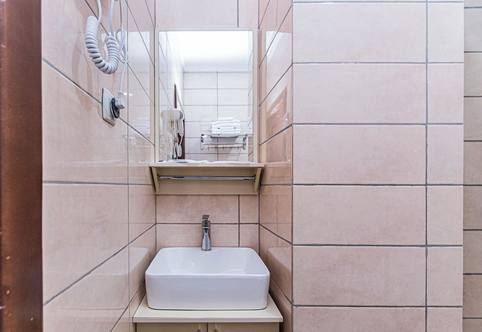 Deluxe Room, City View | Bathroom | Shower, hair dryer, bathrobes, slippers