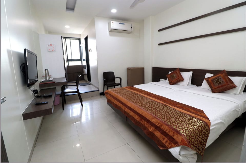 Executive Double Room, City View | Living area | 32-inch LED TV with satellite channels
