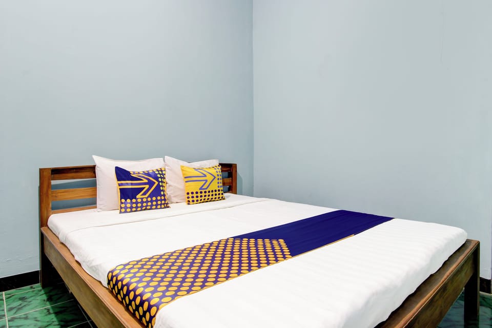 Laptop workspace, free WiFi, bed sheets