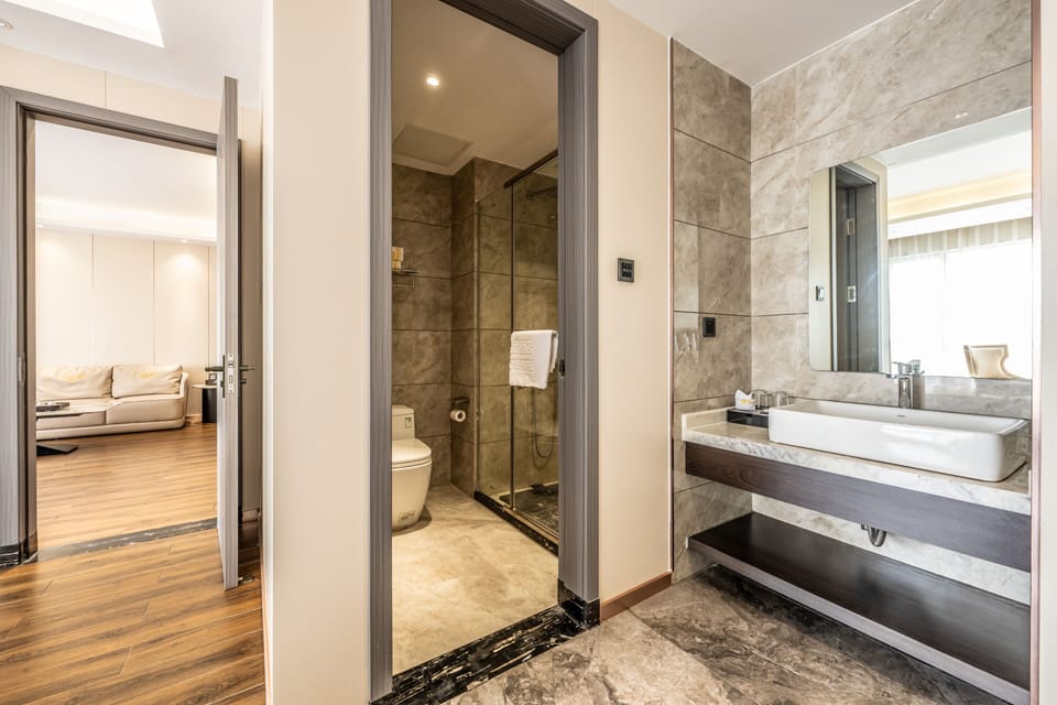 Suite | Bathroom | Shower, rainfall showerhead, free toiletries, hair dryer