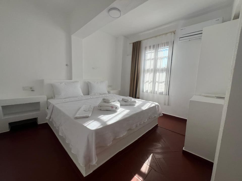 Standard Room, City View | Desk, laptop workspace, free WiFi