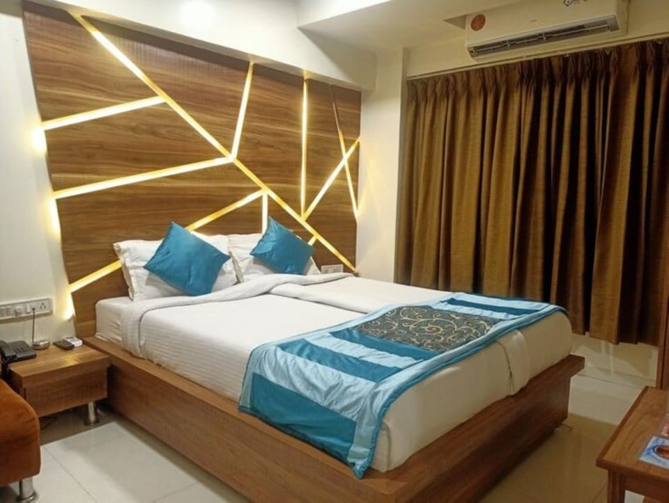 Executive Double Room | Desk, free WiFi