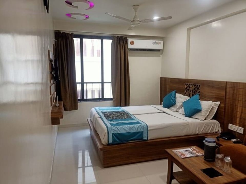 Executive Double Room | Desk, free WiFi
