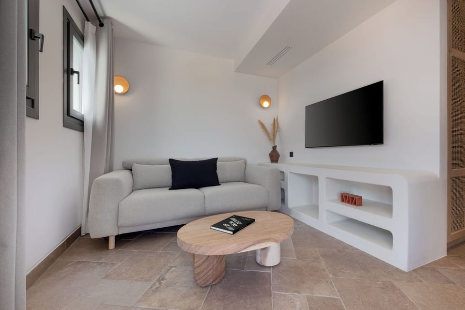 Premium Suite With Heated Jetted Tub | Living area | Smart TV