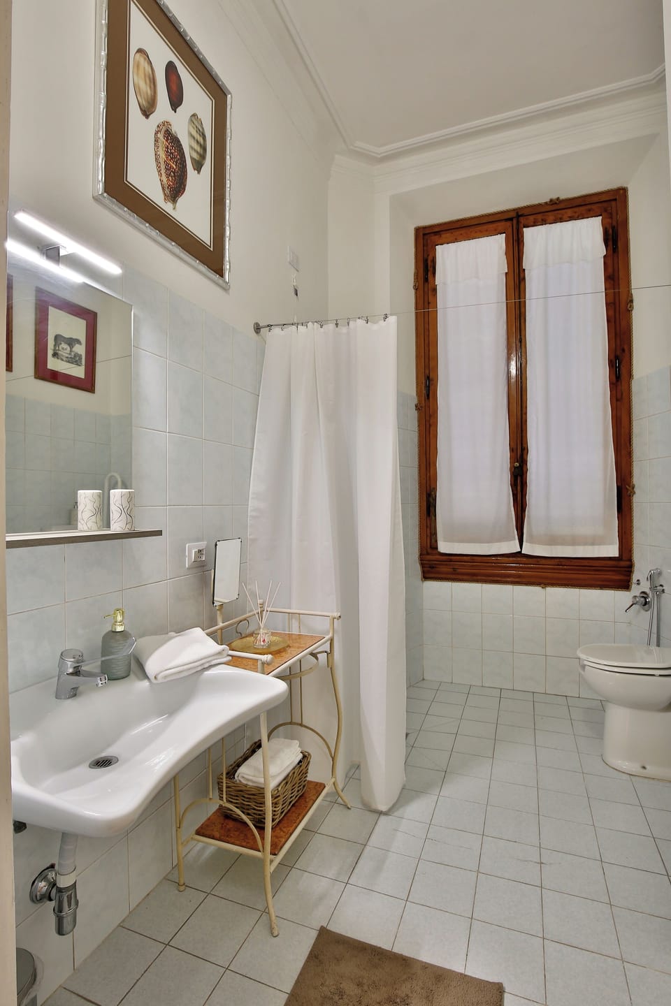 Economy Double Room | Bathroom | Shower, hair dryer, bidet, towels