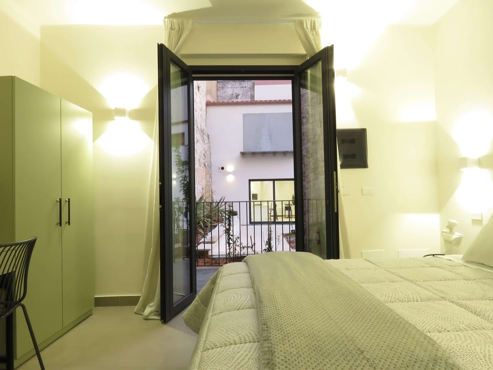 In-room safe, desk, free WiFi