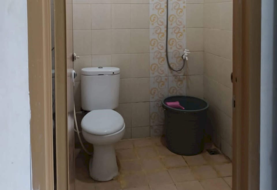 Standard Twin Room | Bathroom | Shower, towels