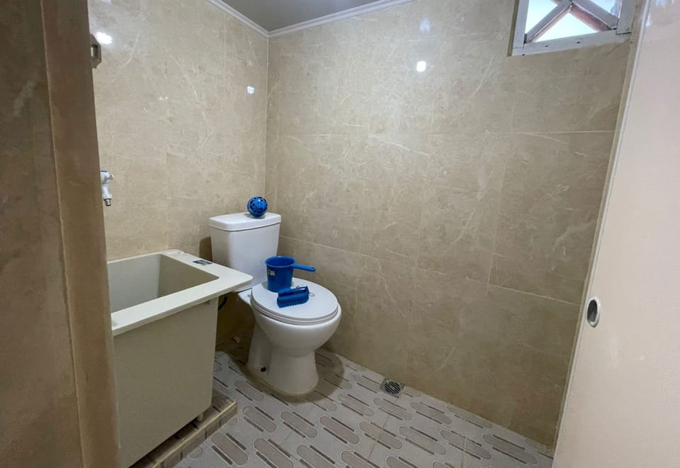 Standard Twin Room | Bathroom | Shower, towels