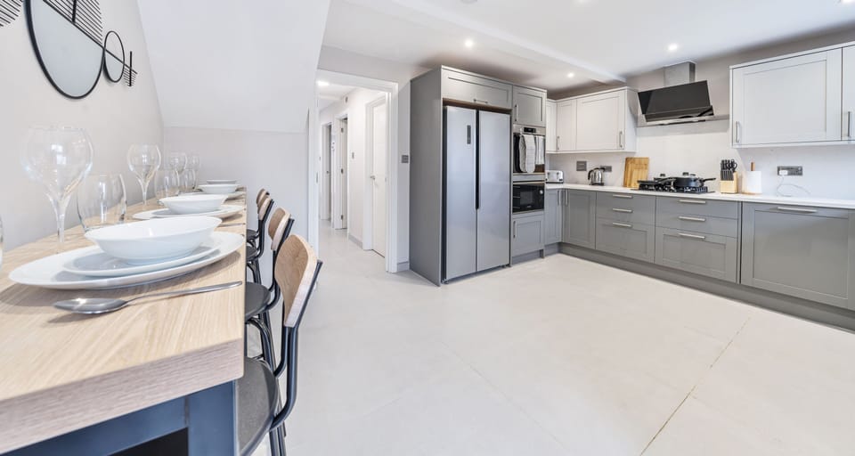 Deluxe Apartment, 5 Bedrooms, Garden Area | Private kitchen | Microwave, oven, stovetop, cookware/dishes/utensils