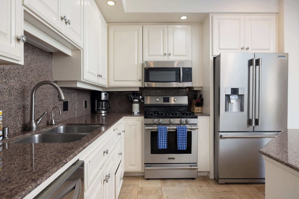 Full-size fridge, oven, dishwasher, coffee/tea maker