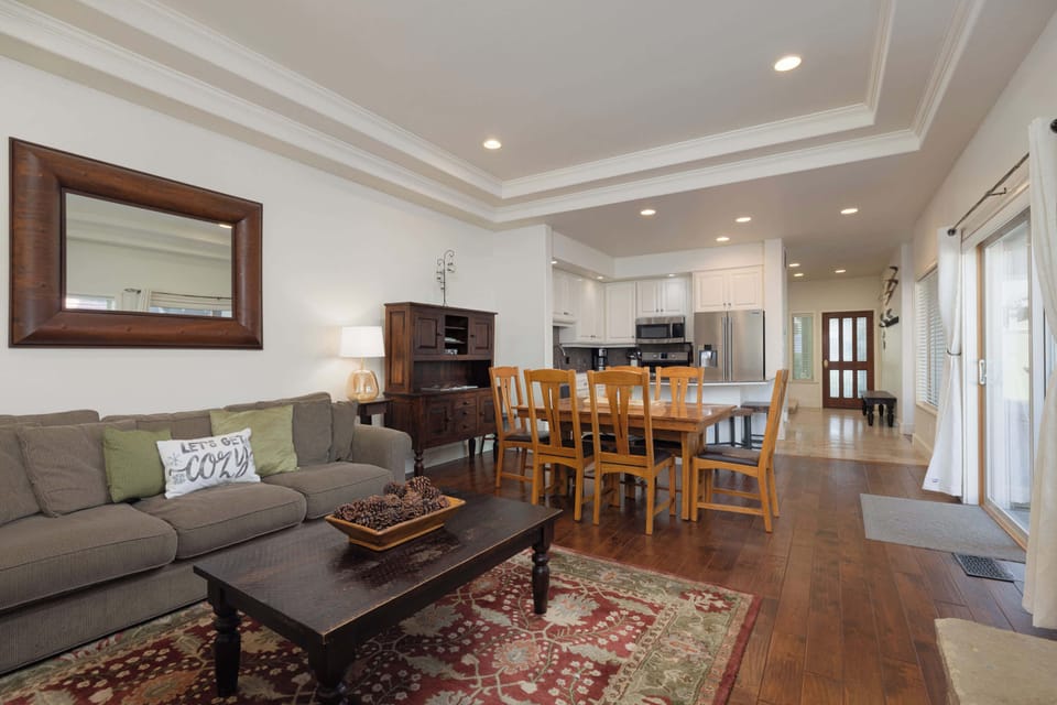 Townhome, Multiple Beds, Patio, Garden View (Broken Top Retreat in Bend) | Living area | 42-inch flat-screen TV with digital channels, fireplace