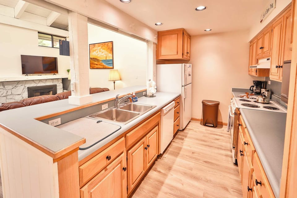 Condo, Multiple Beds, Balcony, Mountain View (Tahoe Lakeside Retreat) | Private kitchen | Fridge, microwave, coffee/tea maker
