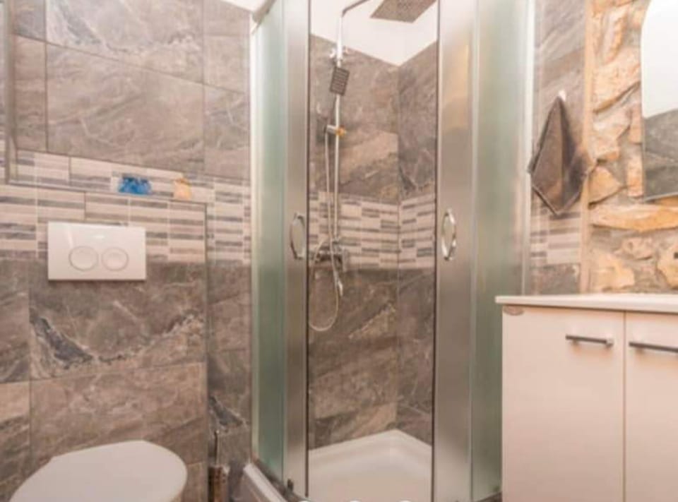 Villa (Villa Balamunta - Three Bedroom Villa) | Bathroom | Shower, towels