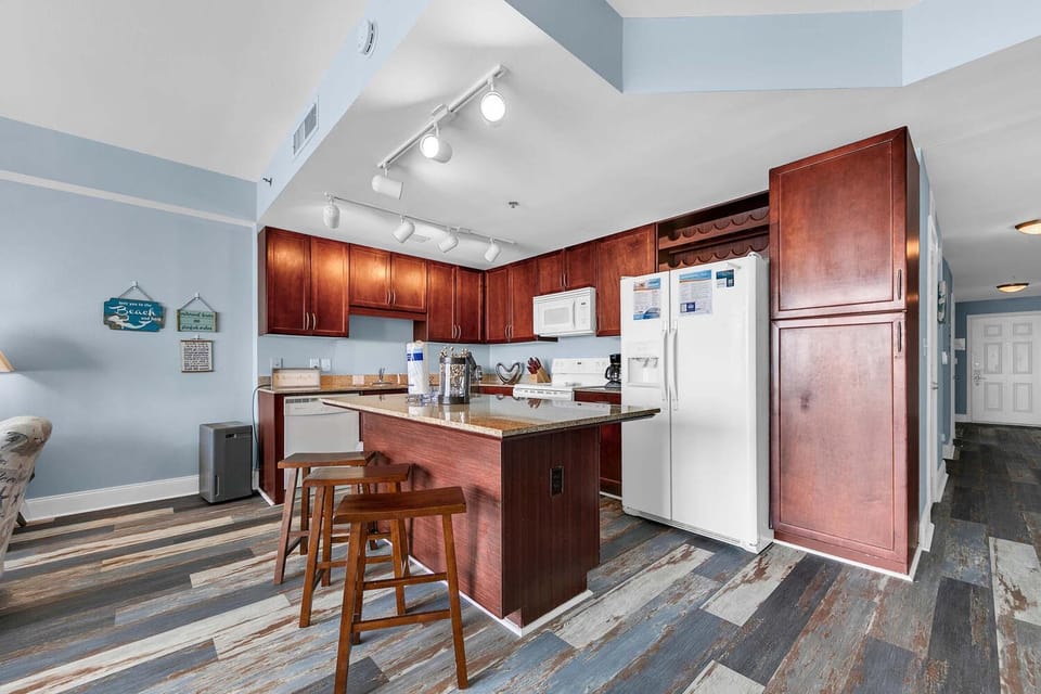 Condo, 1 King Bed with Sofa bed (Laketown Wharf 1902) | Private kitchen | Oven, toaster