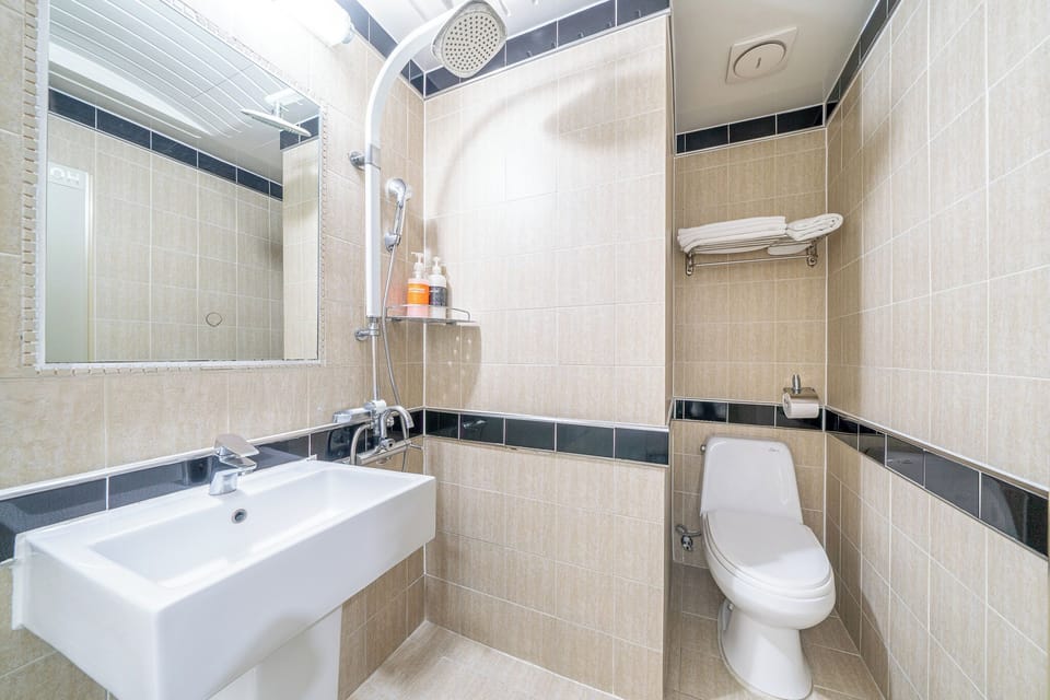 Standard Twin Room | Bathroom | Hair dryer, slippers
