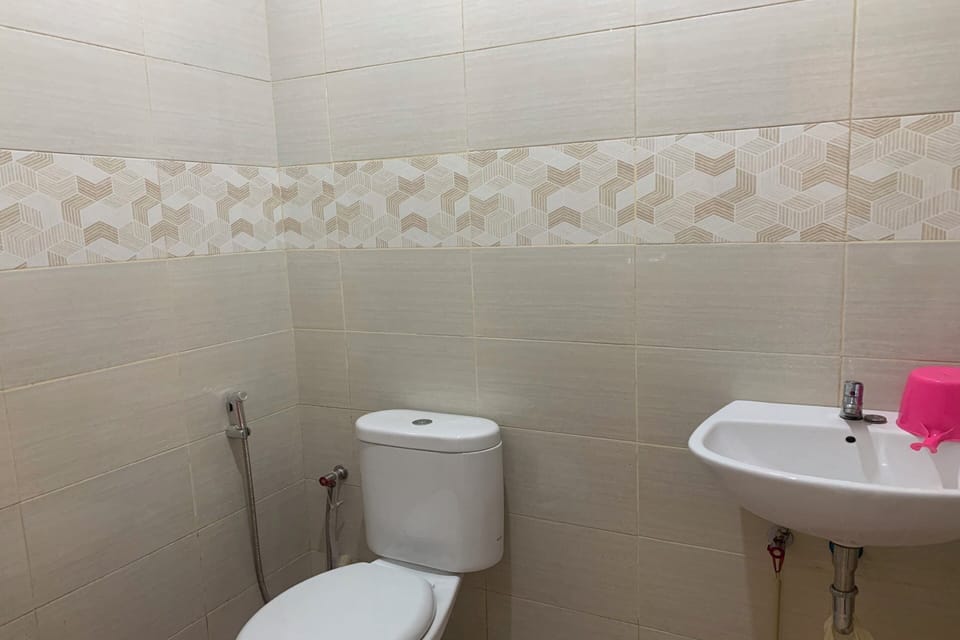 Standard Double Room | Bathroom | Shower, towels