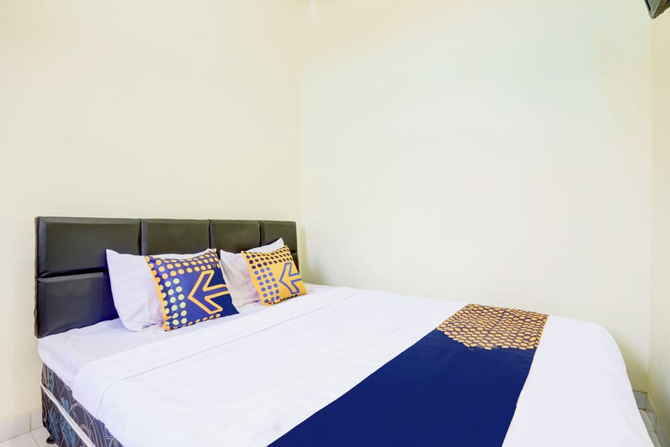 Basic Double Room | Laptop workspace, free WiFi, bed sheets
