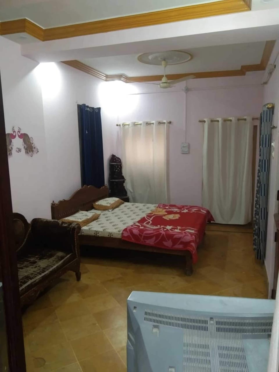 Individually furnished, desk, laptop workspace, free WiFi