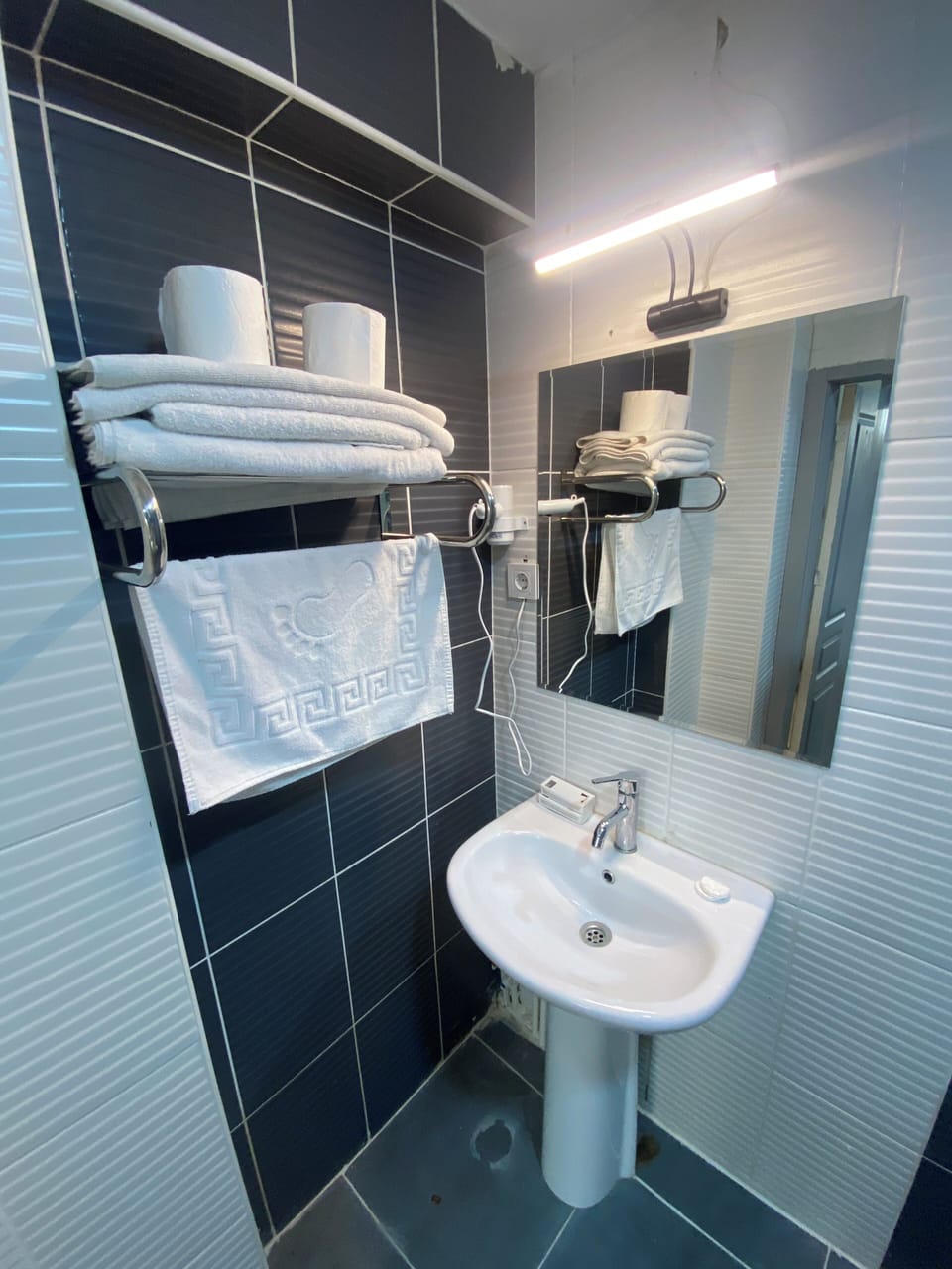 Classic Triple Room | Bathroom | Shower, rainfall showerhead, hair dryer, towels
