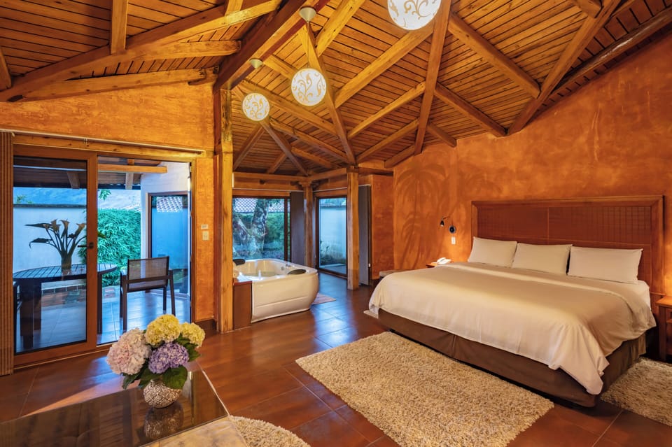 Studio Suite, Hot Tub | Premium bedding, down comforters, pillowtop beds, in-room safe