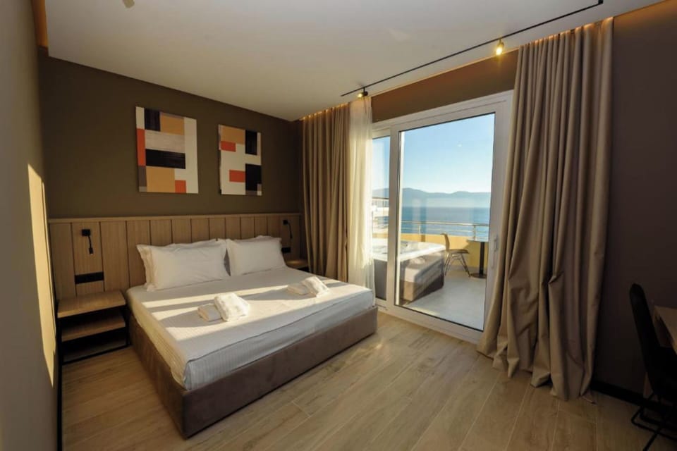 Suite, Hot Tub | Minibar, desk, bed sheets