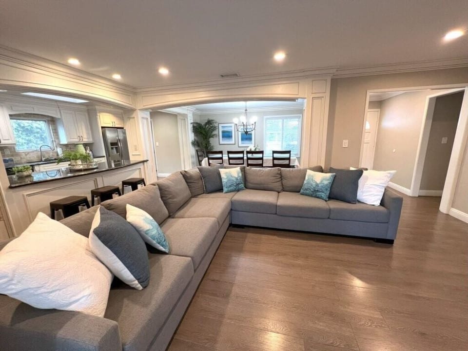 House, Multiple Beds, Pool Access, Pool View (Destination #33) | Living area | Fireplace