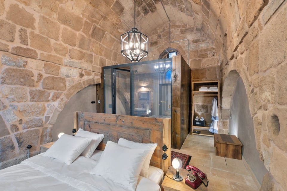Deluxe Room, 1 King Bed | In-room safe, individually decorated, individually furnished, desk
