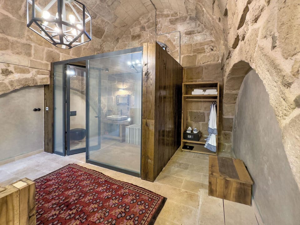 Deluxe Room, 1 King Bed | Bathroom | Slippers