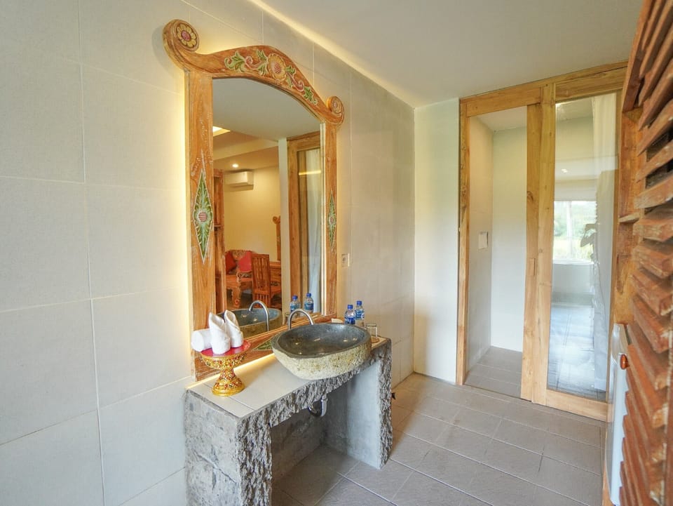 Superior Room | Bathroom | Separate tub and shower, free toiletries, hair dryer, towels