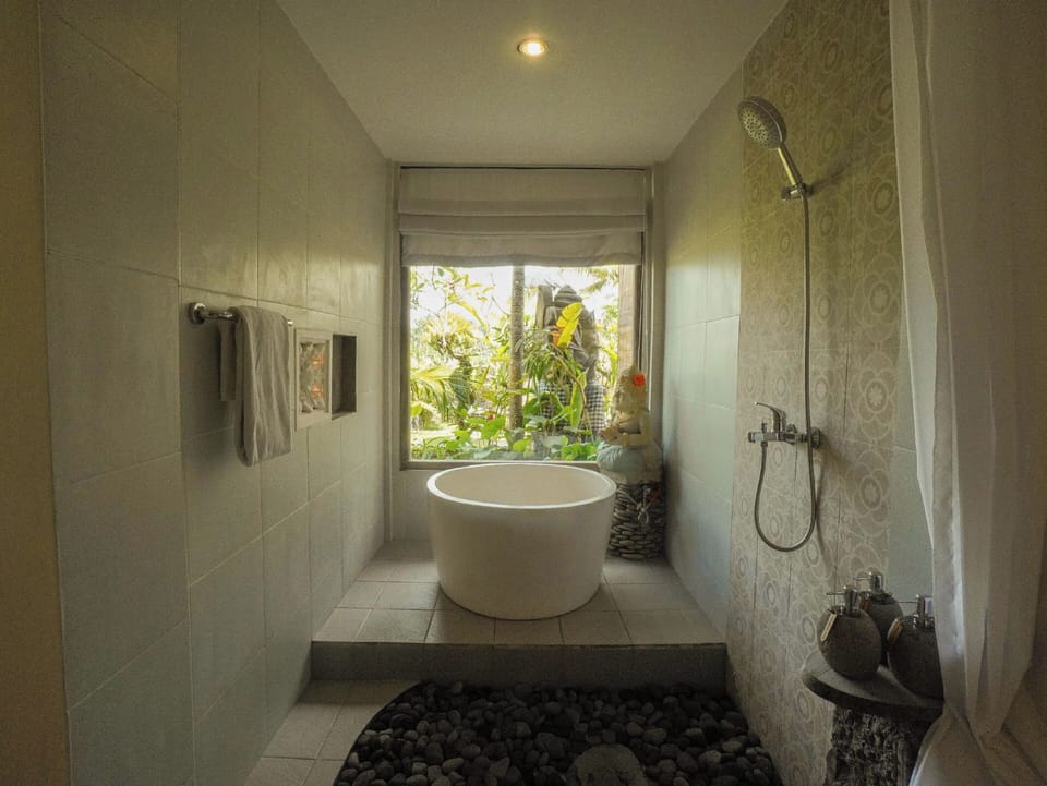 Deluxe Room | Bathroom | Separate tub and shower, free toiletries, hair dryer, towels