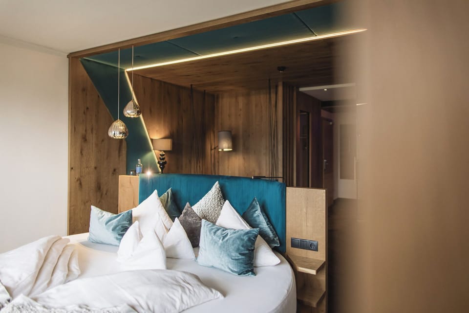 Suite Deluxe | Minibar, desk, laptop workspace, soundproofing