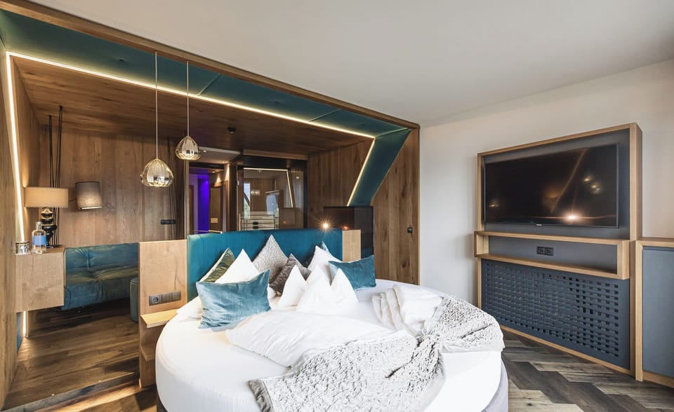 Suite Deluxe | Minibar, desk, laptop workspace, soundproofing