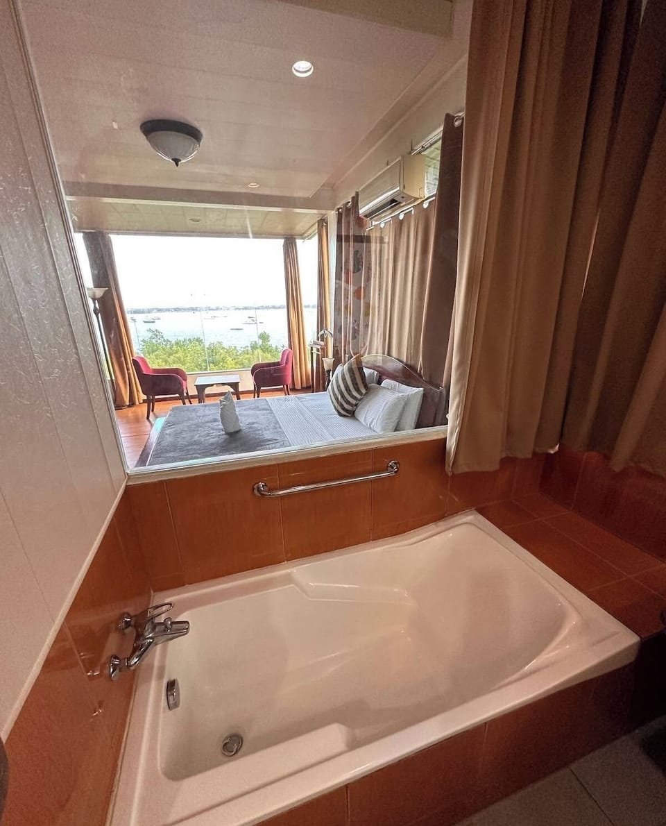 Panoramic Suite, Bay View | Bathroom | Bidet, towels, soap, shampoo