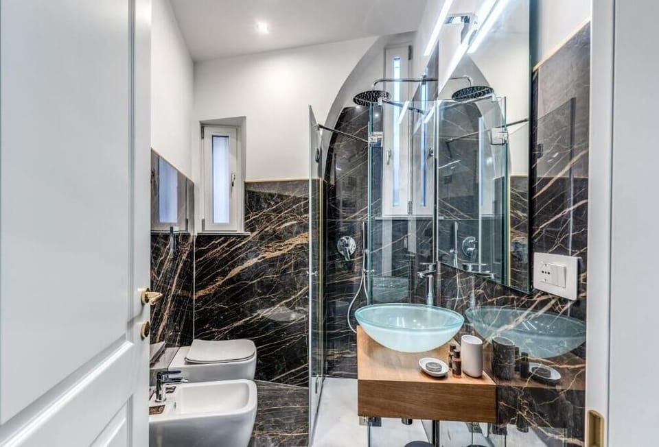 Deluxe Room | Bathroom | Shower, rainfall showerhead, designer toiletries, hair dryer