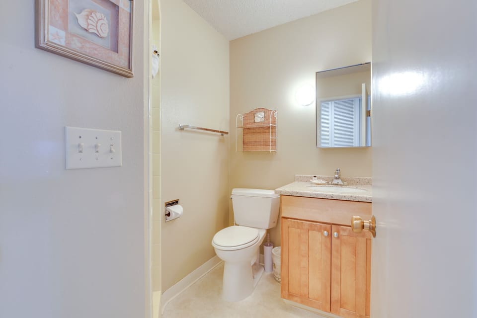 Comfortable Lincoln City Condo w/ Patio & Views! Apartment in Lincoln Beach