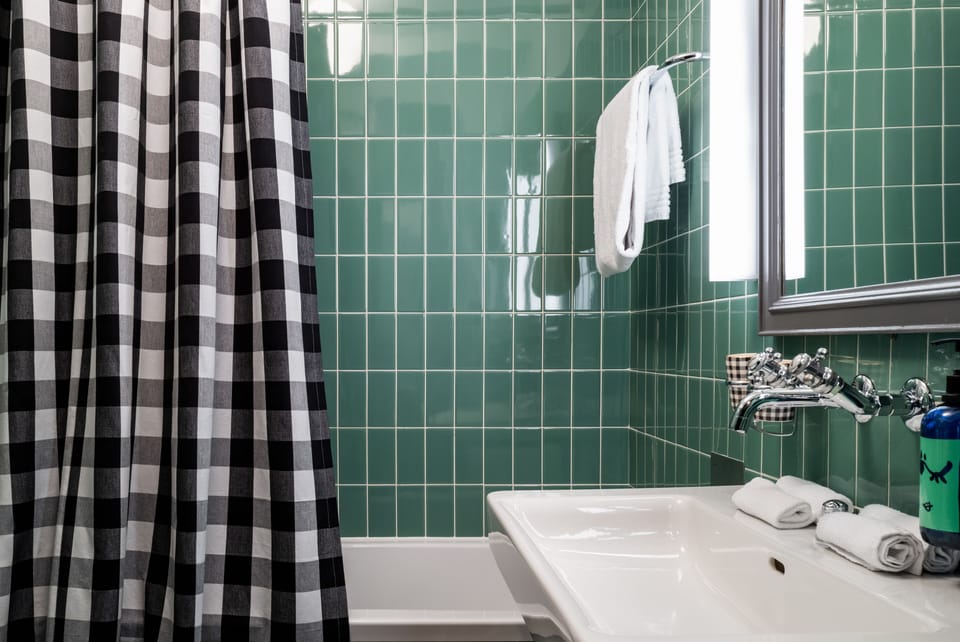 Bathtub, free toiletries, hair dryer, slippers