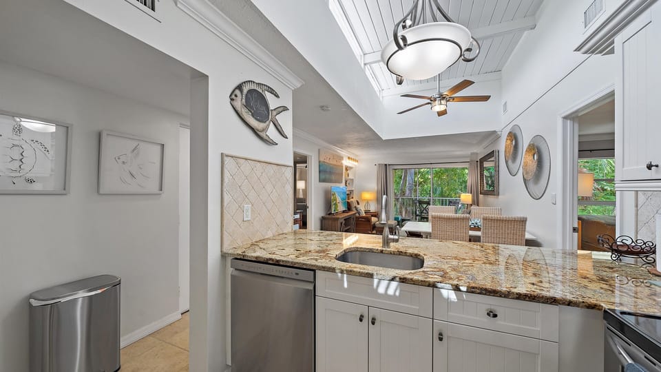 Condo, 2 Bedrooms | Private kitchen | Fridge, oven, coffee/tea maker, toaster
