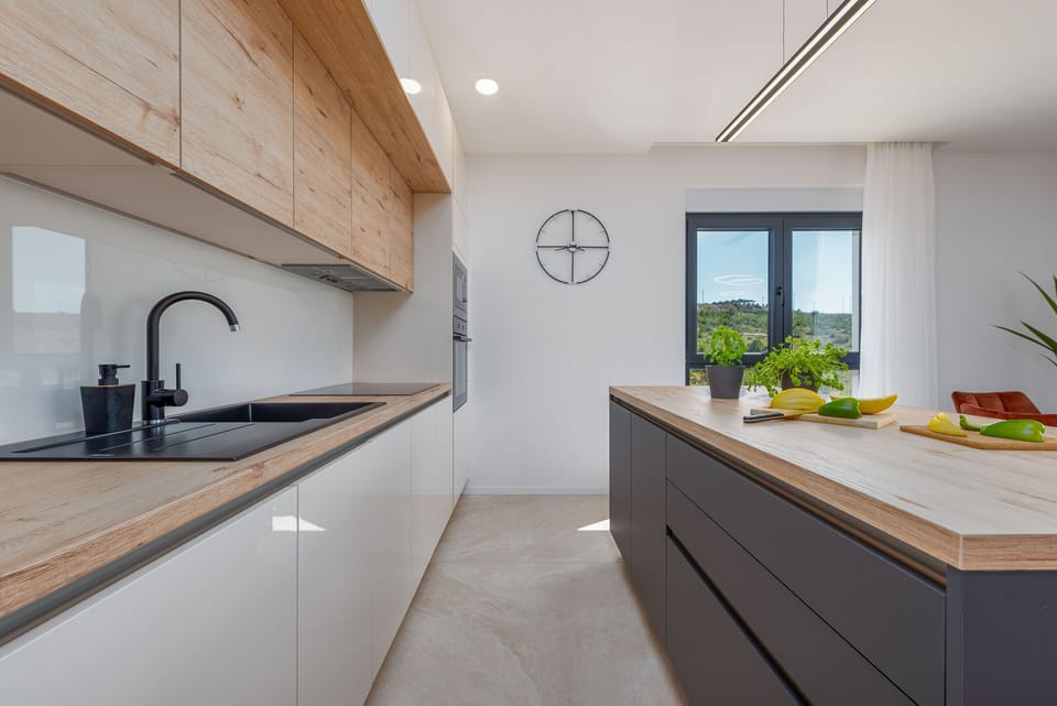 Microwave, oven, dishwasher, coffee/tea maker