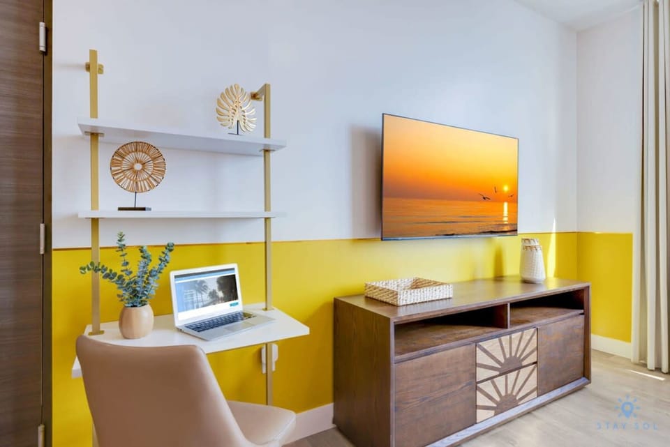 House | Desk, high-speed internet