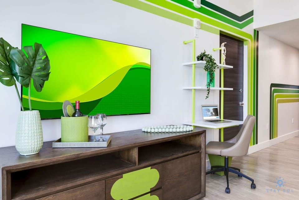 House | Desk, high-speed internet