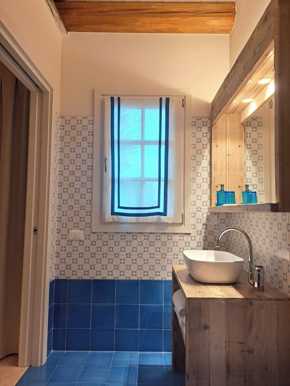 Deluxe Double or Twin Room, Garden View | Bathroom | Shower, hair dryer, bidet, towels