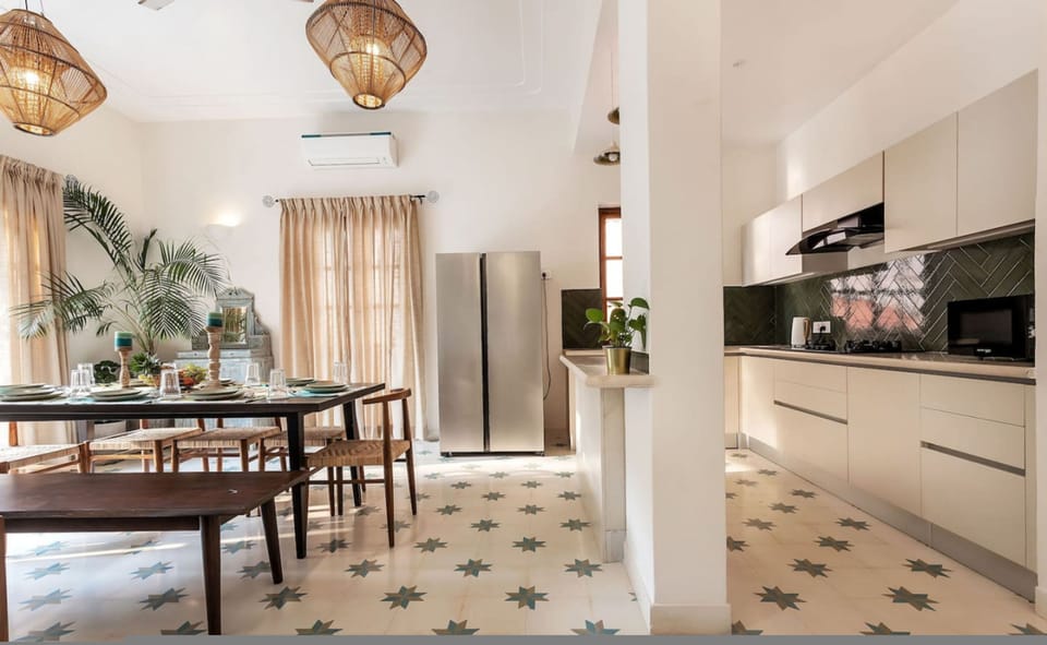 House | 4 bedrooms, desk