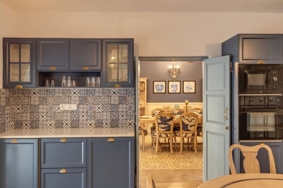 House | 5 bedrooms, desk