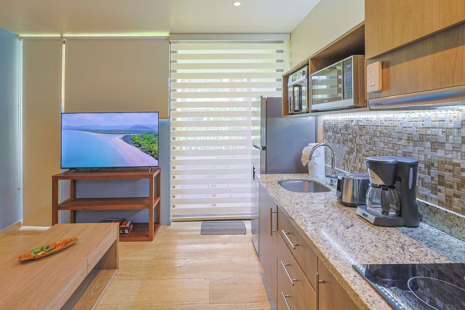 Standard Studio, 1 Queen Bed with Sofa bed, Balcony | Private kitchen | Fridge, cookware/dishes/utensils