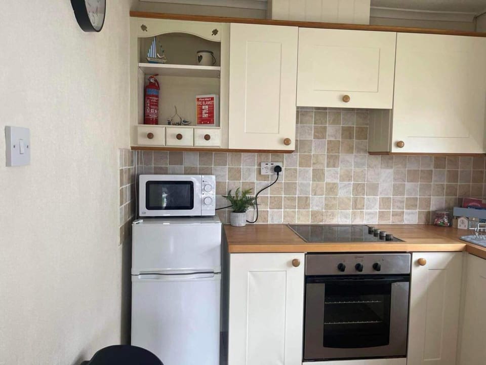 Chalet | Private kitchen | Fridge, microwave, oven, stovetop