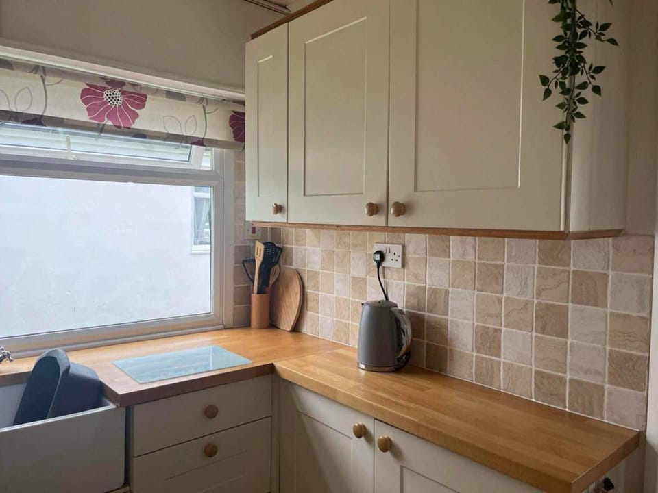 Chalet | Private kitchen | Fridge, microwave, oven, stovetop