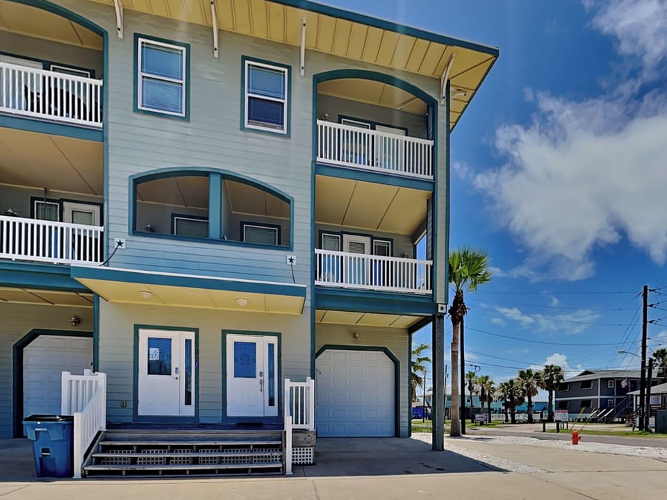 Studio (2 Bedrooms) | Front of property